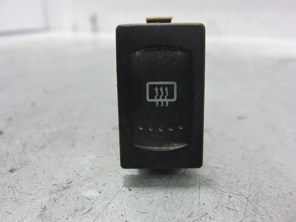 Foto de INTERRUPTOR VOLKSWAGEN PASSAT BERLINA (3B2) 1.9 TDI (116 CV / 85 KW) referencia 3B0959621C