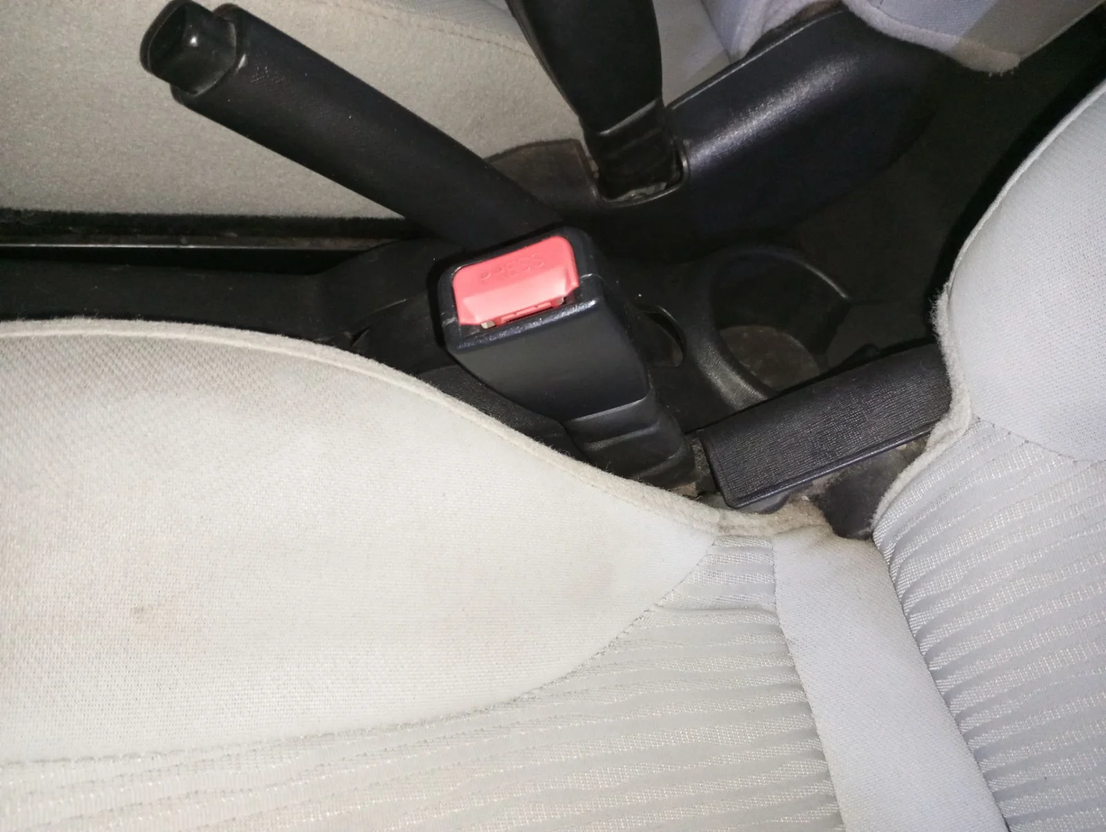 Foto de ENGANCHE CINTURON DELANTERO IZQUIERDO KIA PICANTO (SA) 1.1 CAT (65 CV / 48 KW) referencia 888301 Y000EQ
