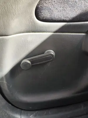 Foto de MANETA ELEVALUNAS TRASERA DERECHA TOYOTA COROLLA (E11) 2.0 Turbodiesel CAT (90 CV / 66 KW)