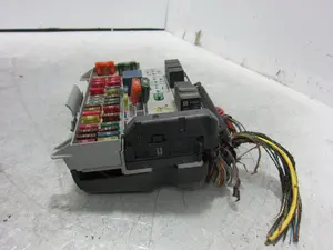 Foto de CAJA RELES / FUSIBLES OPEL ASTRA G BERLINA 1.6 (75 CV / 55 KW) referencia 90589965 foto 2