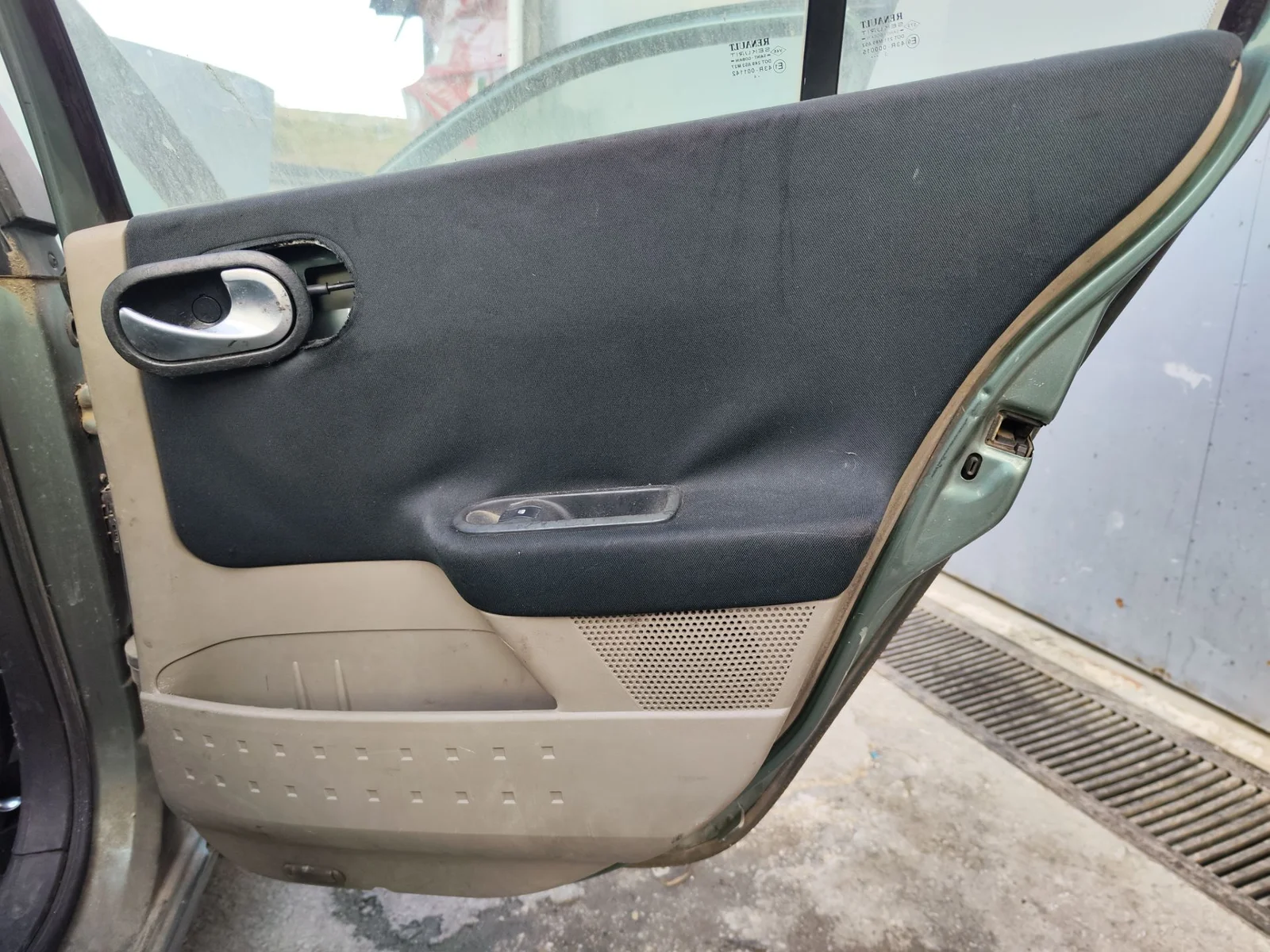 Foto de GUARNECIDO PUERTA TRASERA DERECHA RENAULT MEGANE II BERLINA 5P 1.9 dCi Diesel (120 CV / 88 KW) referencia 7701055470
