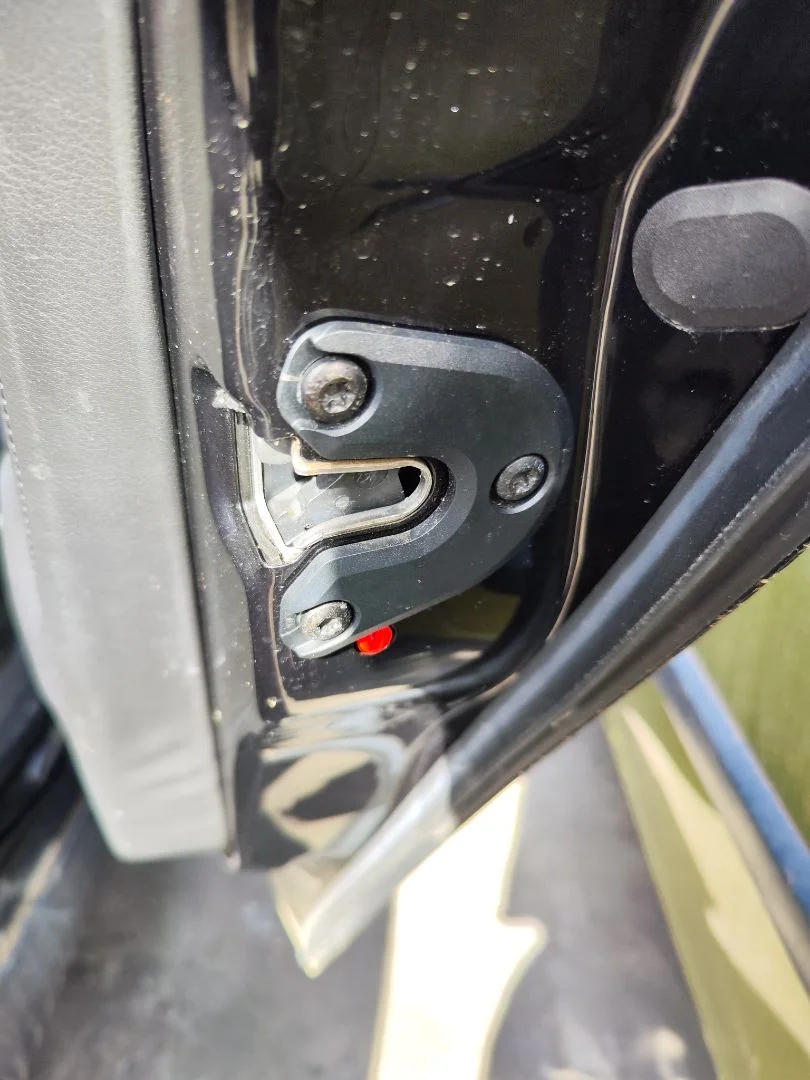 Foto de CERRADURA PUERTA TRASERA DERECHA OPEL VECTRA C BERLINA 2.2 16V DTI CAT (Y 22 DTR / L50) (125 CV / 92 KW) referencia 13210760