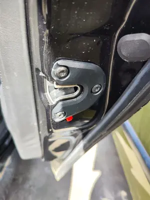 Foto de CERRADURA PUERTA TRASERA DERECHA OPEL VECTRA C BERLINA 2.2 16V DTI CAT (Y 22 DTR / L50) (125 CV / 92 KW) referencia 13210760