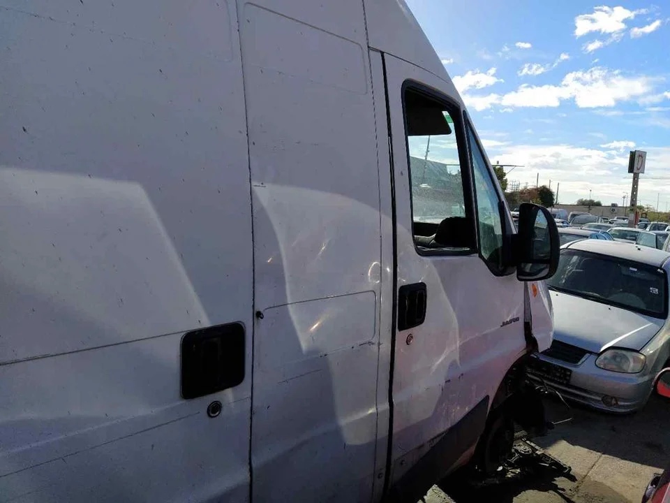 Foto de PUERTA DELANTERA DERECHA CITROEN JUMPER FURGÓN GRAN VOLUMEN 2.2 HDI CAT (101 CV / 74 KW)