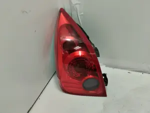 Foto de PILOTO TRASERO IZQUIERDO NISSAN PRIMERA BERLINA (P12) 2.2 16V Turbodiesel CAT (126 CV / 93 KW)
