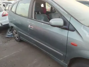 Foto de PUERTA DELANTERA DERECHA NISSAN ALMERA TINO (V10M) 1.8 16V CAT (114 CV / 84 KW) referencia 801004U130