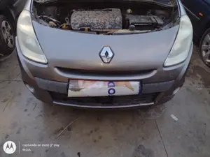 Foto de PARAGOLPES DELANTERO RENAULT CLIO III 1.2 16V (75 CV / 55 KW)