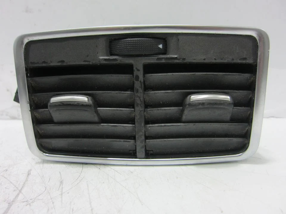 Foto de REJILLA AIREADORA AUDI A6 BERLINA (4F2) 4.2 V8 40V (335 CV / 246 KW) referencia 4F0819203B