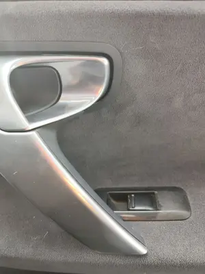 Foto de MANETA INTERIOR TRASERA DERECHA NISSAN PRIMERA BERLINA (P12) 1.9 16V Turbodiesel CAT (120 CV / 88 KW) referencia 82670AV600
