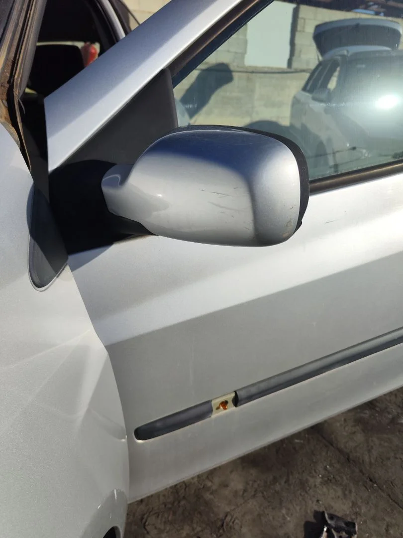 Foto de RETROVISOR IZQUIERDO RENAULT CLIO III 1.4 16V (98 CV / 72 KW)