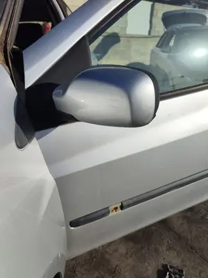 Foto de RETROVISOR IZQUIERDO RENAULT CLIO III 1.4 16V (98 CV / 72 KW)