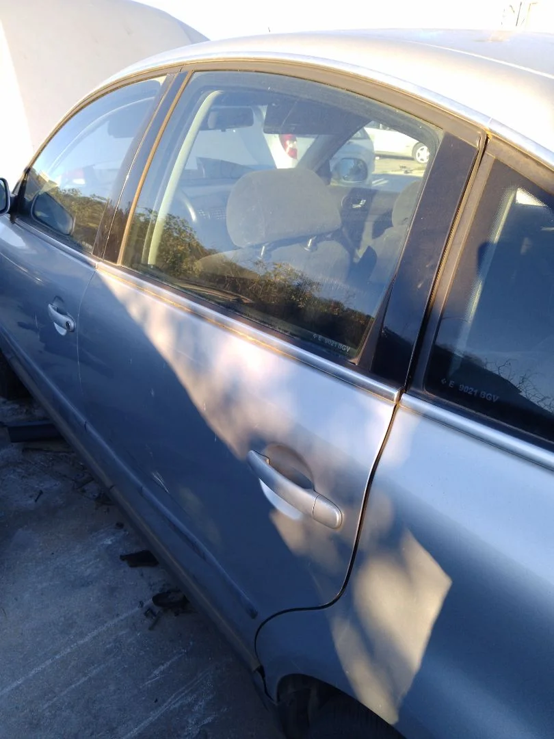 Foto de PUERTA TRASERA IZQUIERDA VOLKSWAGEN PASSAT BERLINA (3B3) 1.9 TDI (131 CV / 96 KW)