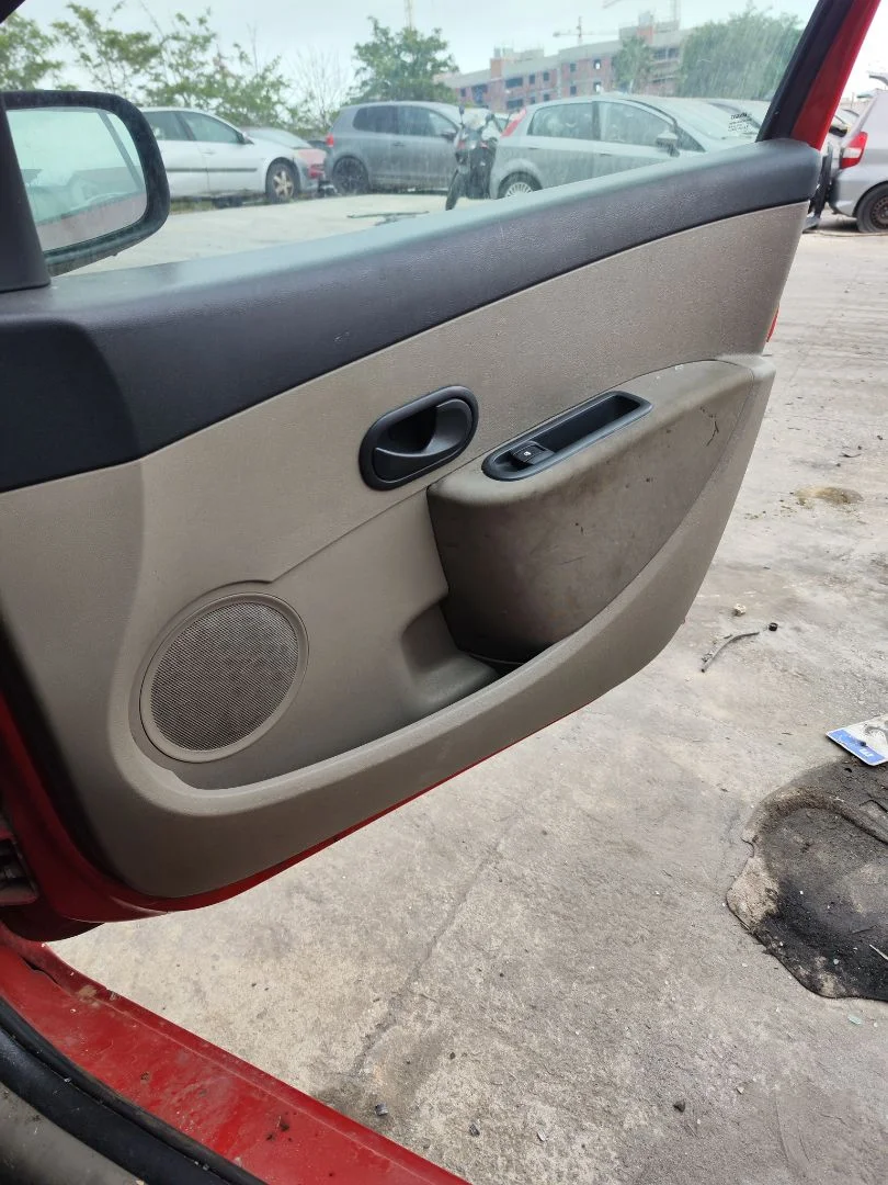 Foto de ELEVALUNAS DELANTERO DERECHO RENAULT CLIO III 1.5 dCi Diesel CAT (86 CV / 63 KW)