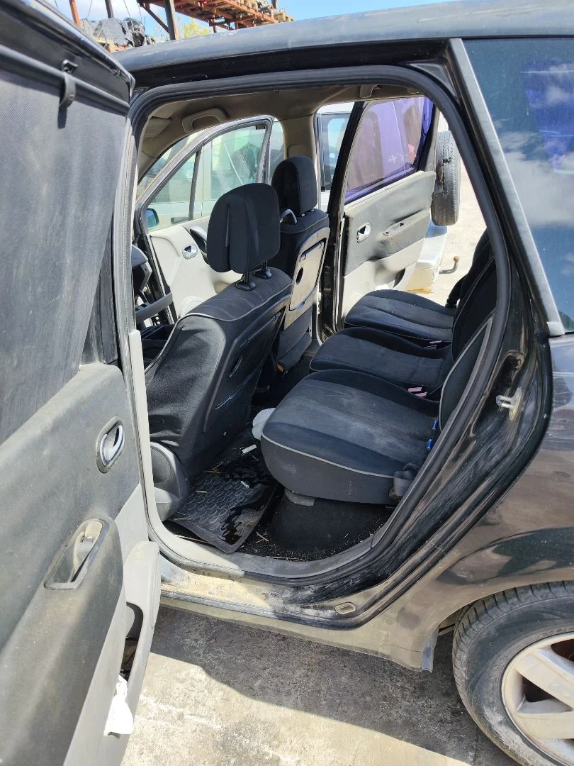 Foto de GOMAS CONTORNO PUERTA RENAULT SCENIC II (JM) 1.9 dCi Diesel (120 CV / 88 KW)
