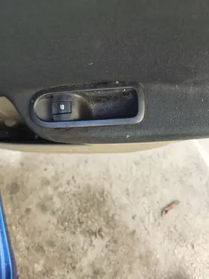Foto de MANDO ELEVALUNAS TRASERO DERECHO RENAULT MEGANE II BERLINA 5P 1.5 dCi Diesel (101 CV / 74 KW)