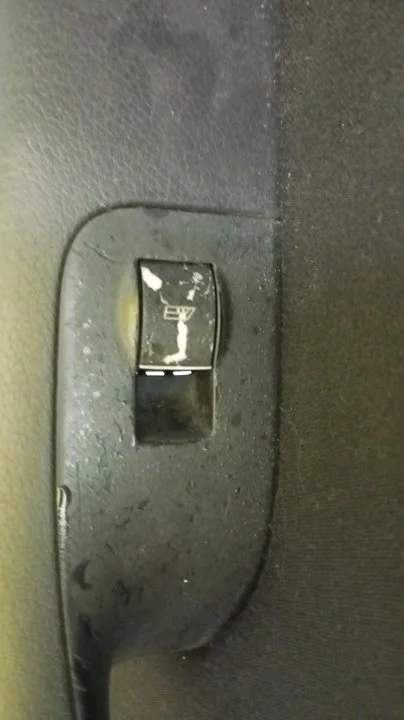 Foto de MANDO ELEVALUNAS TRASERO IZQUIERDO AUDI A4 BERLINA (8E) 1.9 TDI (131 CV / 96 KW) referencia 8K0959855A