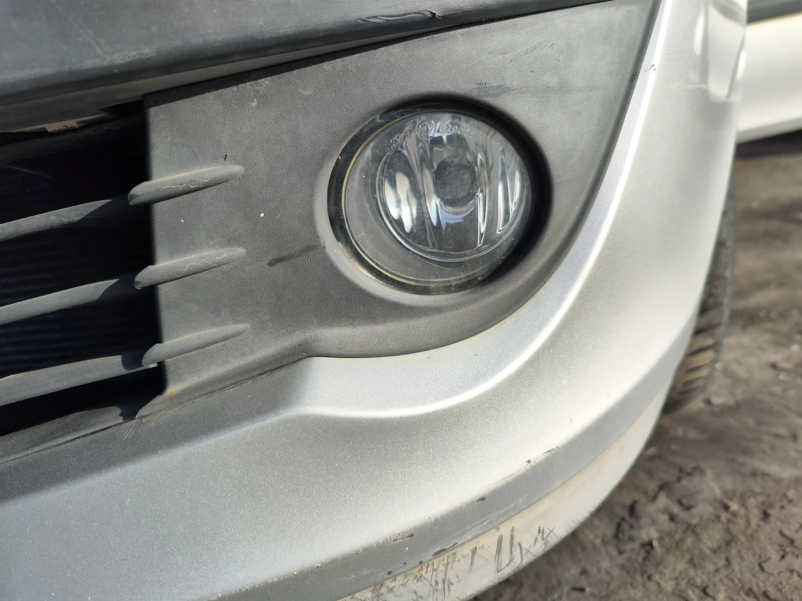 Foto de FARO ANTINIEBLA IZQUIERDO RENAULT CLIO III 1.4 16V (98 CV / 72 KW)