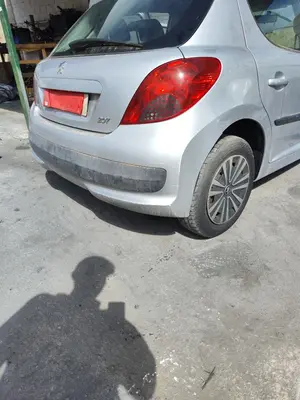 Foto de PARAGOLPES TRASERO PEUGEOT 207 1.6 16V HDi (90 CV / 66 KW) foto 2