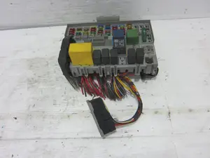 Foto de CAJA RELES / FUSIBLES OPEL ASTRA G COUPE 1.8 16V (125 CV / 92 KW) referencia 24431677 foto 2