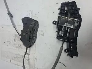 Foto de CERRADURA PUERTA DELANTERA IZQUIERDA VOLKSWAGEN TOURAN (5T1) 2.0 TDI (150 CV / 110 KW) referencia 5TA839015E