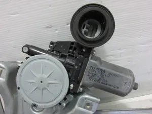 Foto de ELEVALUNAS TRASERO IZQUIERDO TOYOTA AURIS (E15) referencia 857100D100 foto 3