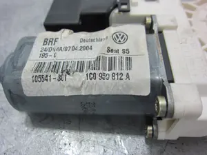 Foto de MOTOR ELEVALUNAS TRASERO DERECHO SEAT LEON (1M1) 1.8 20V (125 CV / 92 KW) referencia 1CO959812A foto 4