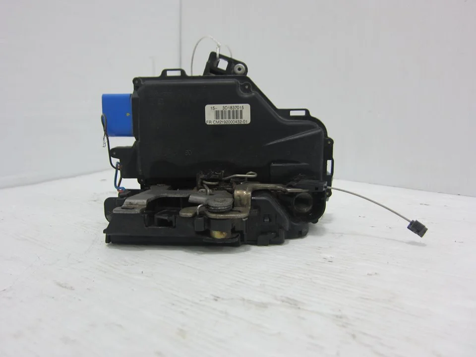 Foto de CERRADURA PUERTA DELANTERA IZQUIERDA SEAT TOLEDO (5P2) 1.9 TDI (105 CV / 77 KW) referencia 3D1837015