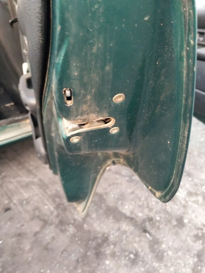 Foto de CERRADURA PUERTA TRASERA DERECHA PEUGEOT 106 (S2) 1.1 (60 CV / 44 KW)