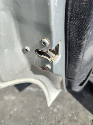 Foto de CERRADURA PUERTA TRASERA IZQUIERDA OPEL VECTRA B BERLINA 2.0 DTI (101 CV / 74 KW) referencia 24414131