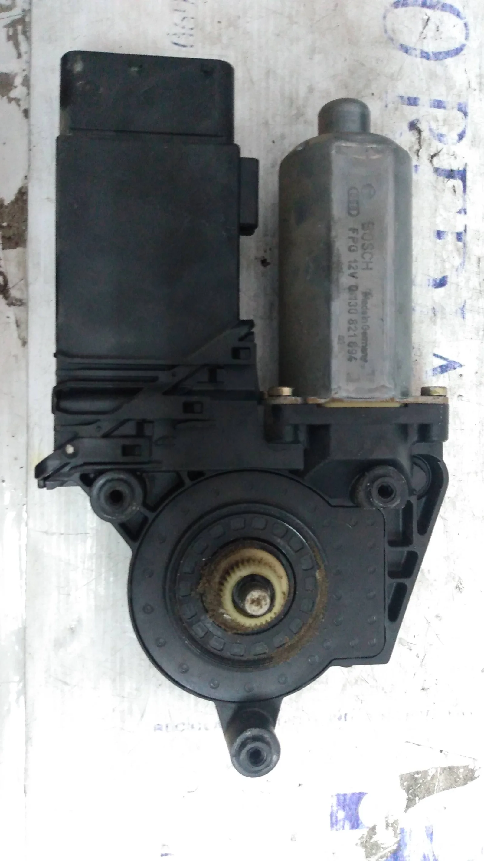 Foto de MOTOR ELEVALUNAS DELANTERO DERECHO VOLKSWAGEN PASSAT BERLINA (3B2) referencia 0130821694