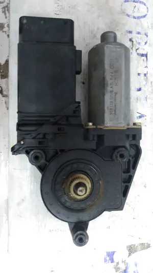 Foto de MOTOR ELEVALUNAS DELANTERO DERECHO VOLKSWAGEN PASSAT BERLINA (3B2) referencia 0130821694