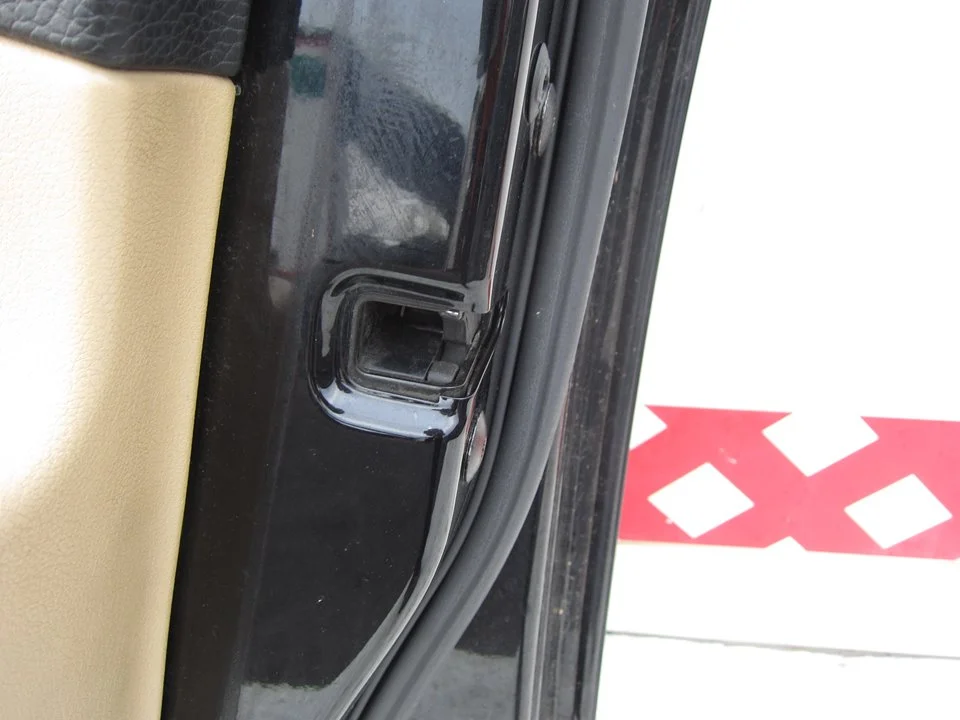 Foto de CERRADURA PUERTA TRASERA DERECHA VOLKSWAGEN PASSAT BERLINA (3C2) 2.0 TDI (140 CV / 103 KW)