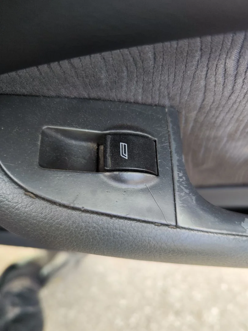 Foto de MANDO ELEVALUNAS DELANTERO DERECHO AUDI A6 BERLINA (4B2) 2.4 V6 30V (165 CV / 121 KW)