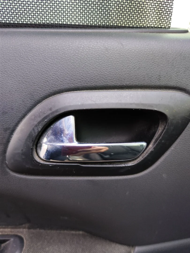 Foto de MANETA INTERIOR TRASERA IZQUIERDA PEUGEOT 5008 1.6 HDi FAP CAT (9HZ / DV6TED4) (109 CV / 80 KW)