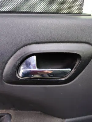 Foto de MANETA INTERIOR TRASERA IZQUIERDA PEUGEOT 5008 1.6 HDi FAP CAT (9HZ / DV6TED4) (109 CV / 80 KW)