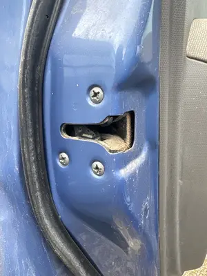 Foto de CERRADURA PUERTA DELANTERA IZQUIERDA NISSAN MICRA (K12E) 1.2 CAT (65 CV / 48 KW)