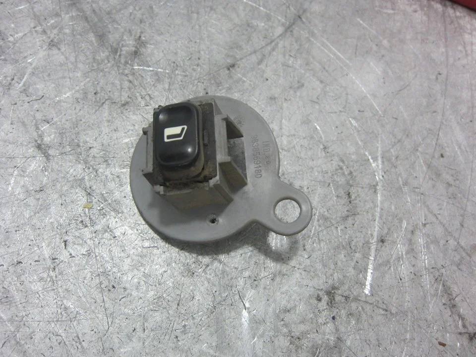 Foto de MANDO ELEVALUNAS TRASERO IZQUIERDO CITROEN XSARA BERLINA 2.0 HDi CAT (RHY / DW10TD) (90 CV / 66 KW) referencia 9638569180