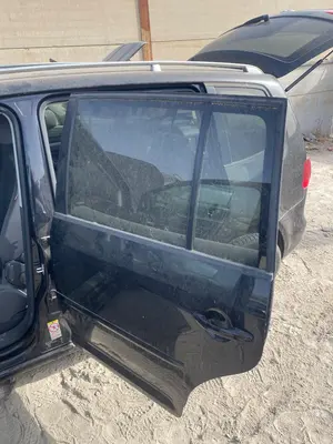 Foto de PUERTA TRASERA IZQUIERDA VOLKSWAGEN TOURAN (1T3) 1.6 TDI DPF (105 CV / 77 KW) referencia 1T0833055S