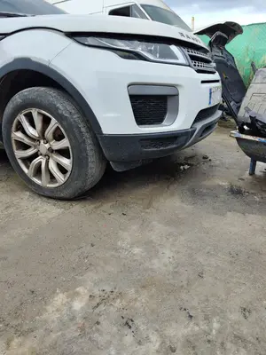 Foto de PARAGOLPES DELANTERO LAND ROVER RANGE ROVER EVOQUE 2.0 Td4 CAT (150 CV / 110 KW) foto 4