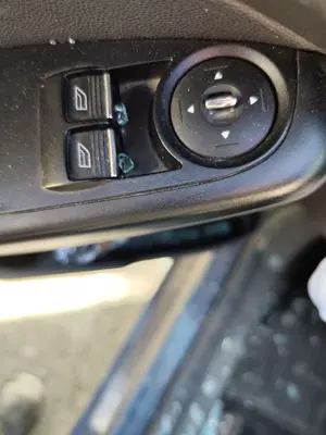 Foto de MANDO ELEVALUNAS DELANTERO IZQUIERDO FORD FIESTA (CNN) 1.5 TDCi CAT (75 CV / 55 KW)
