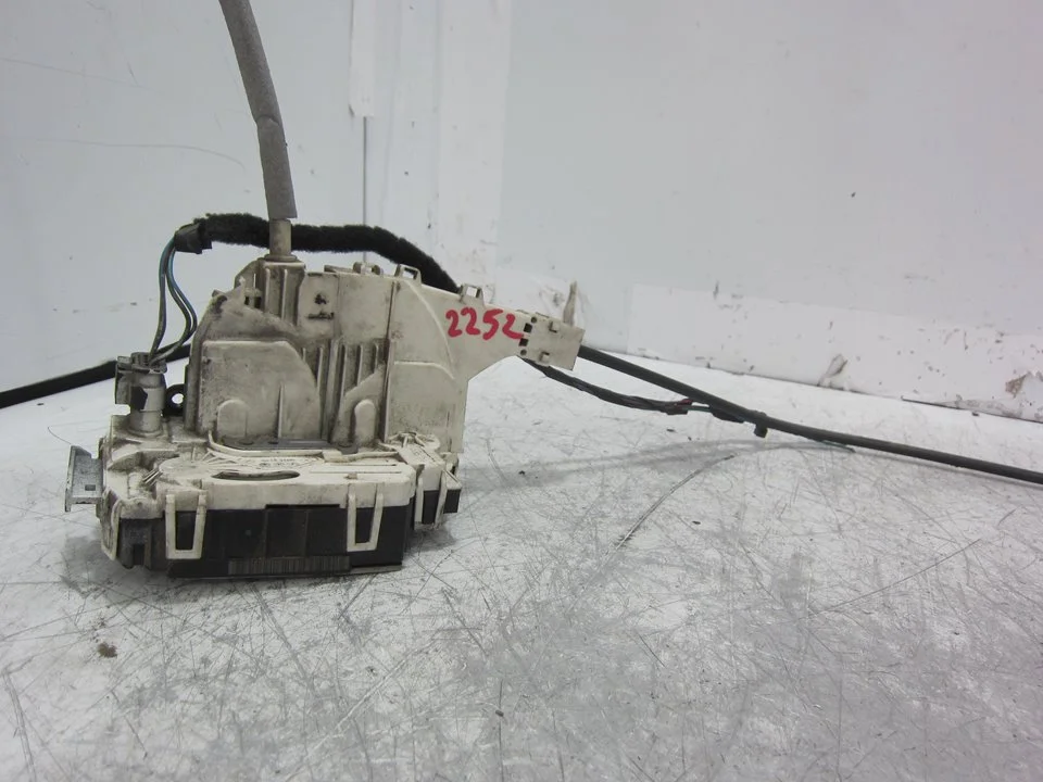 Foto de CERRADURA PUERTA DELANTERA DERECHA VOLKSWAGEN CRAFTER FURGÓN (2E) 2.5 TDI DPF (136 CV / 100 KW) referencia 45121168