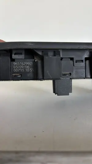 Foto de MANDO ELEVALUNAS DELANTERO IZQUIERDO CITROEN C5 BERLINA referencia 96514299ZF foto 3