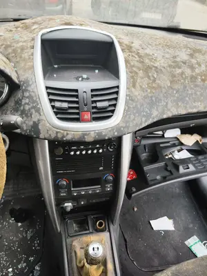 Foto de CONSOLA CENTRAL PEUGEOT 207 1.4 16V CAT (KFU / ET3J4) (88 CV / 65 KW)
