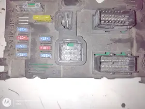 Foto de CAJA RELES / FUSIBLES PEUGEOT 206 referencia S118085220C foto 7