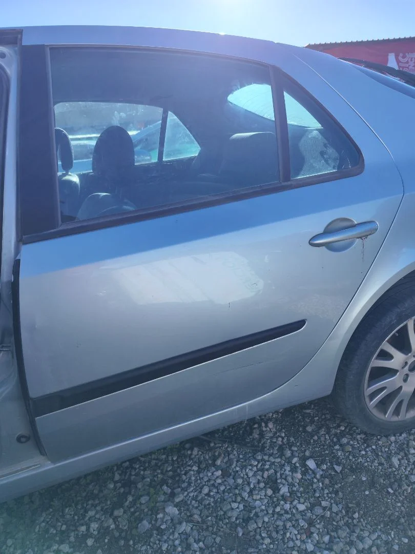 Foto de PUERTA TRASERA IZQUIERDA RENAULT LAGUNA II (BG0) 1.8 CAT (120 CV / 88 KW)