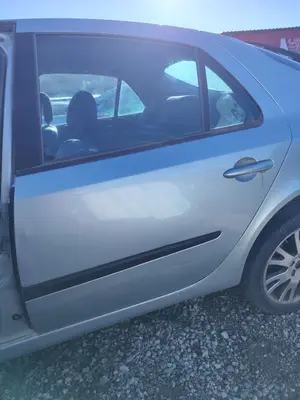 Foto de PUERTA TRASERA IZQUIERDA RENAULT LAGUNA II (BG0) 1.8 CAT (120 CV / 88 KW)