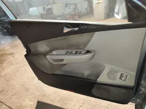 Foto de GUARNECIDO PUERTA DELANTERA IZQUIERDA VOLKSWAGEN PASSAT BERLINA (3C2) 2.0 TDI (140 CV / 103 KW) referencia 3C1867011DT foto 2