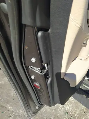 Foto de CERRADURA PUERTA TRASERA IZQUIERDA BMW SERIE 5 TOURING (F11) 2.0 Turbodiesel (218 CV / 160 KW)
