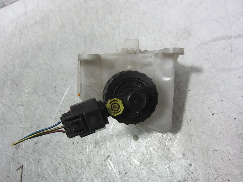 Foto de DEPOSITO LIQUIDO DE FRENOS FORD FOCUS BERLINA (CAK) 2.0 16V CAT (131 CV / 96 KW) referencia 98AB2C217AD