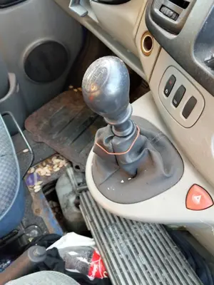 Foto de PALANCA CAMBIO RENAULT TRAFIC II COMBI 1.9 Diesel (101 CV / 74 KW)